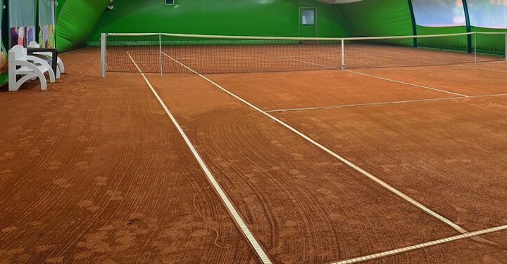 Synthetic clay courts